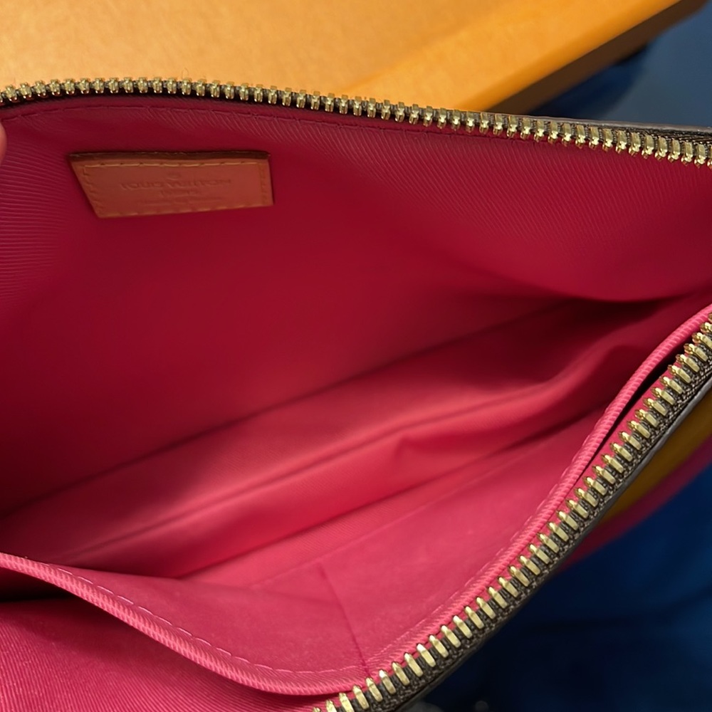 LOUIS VUITTON
Monogram Lorette - Picture 6 of 8